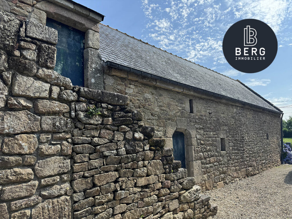 Locoal mendon batisse en pierre a renover dans un hameau